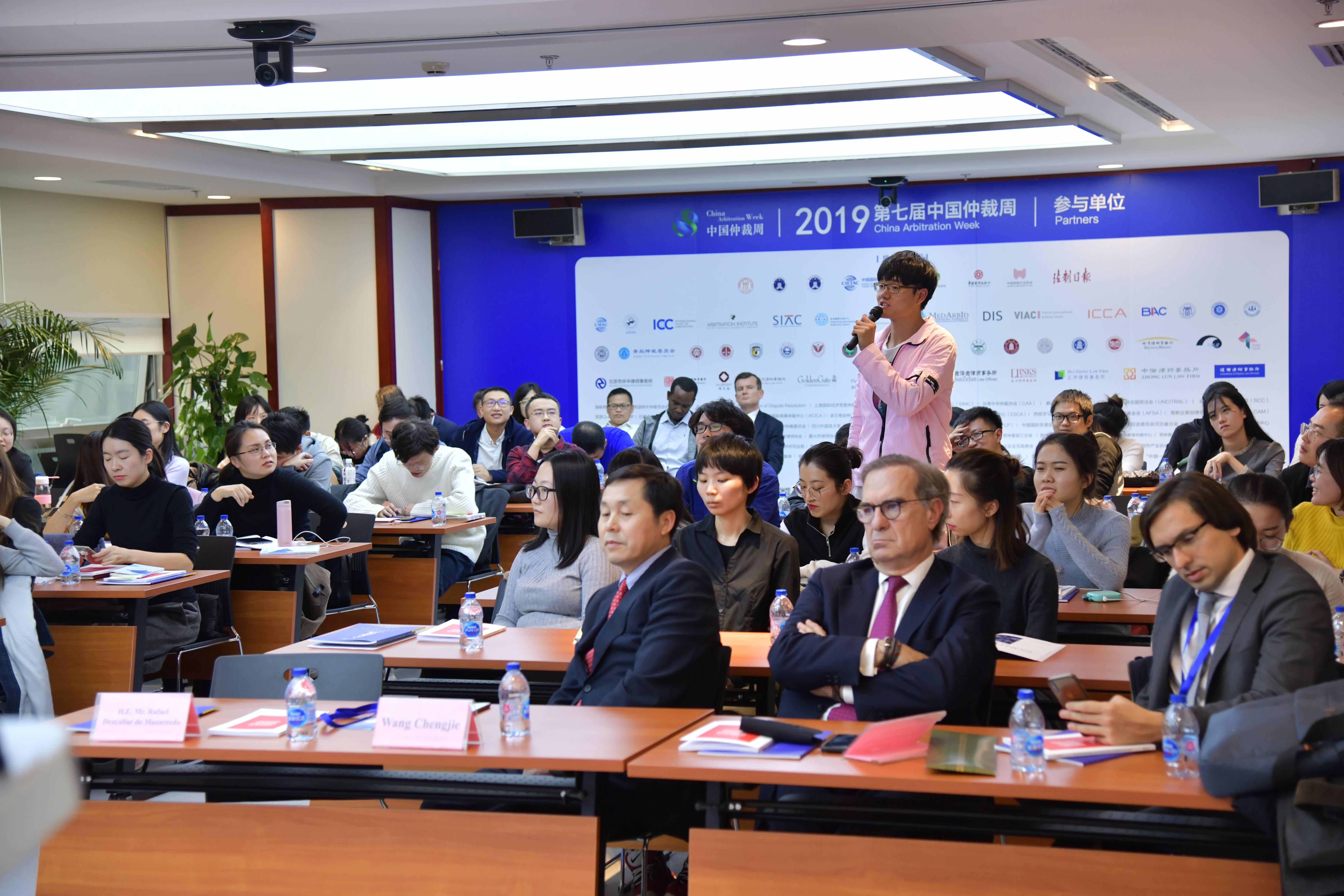 在会议问答互动环节,同学们踊跃提问